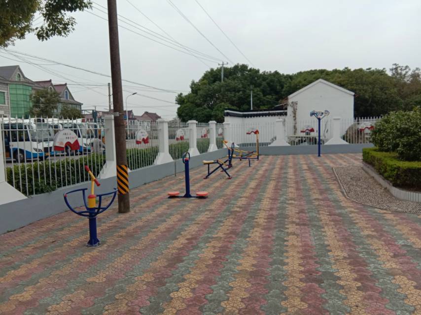 東立新村二組李家宅58號內(nèi)健身路徑