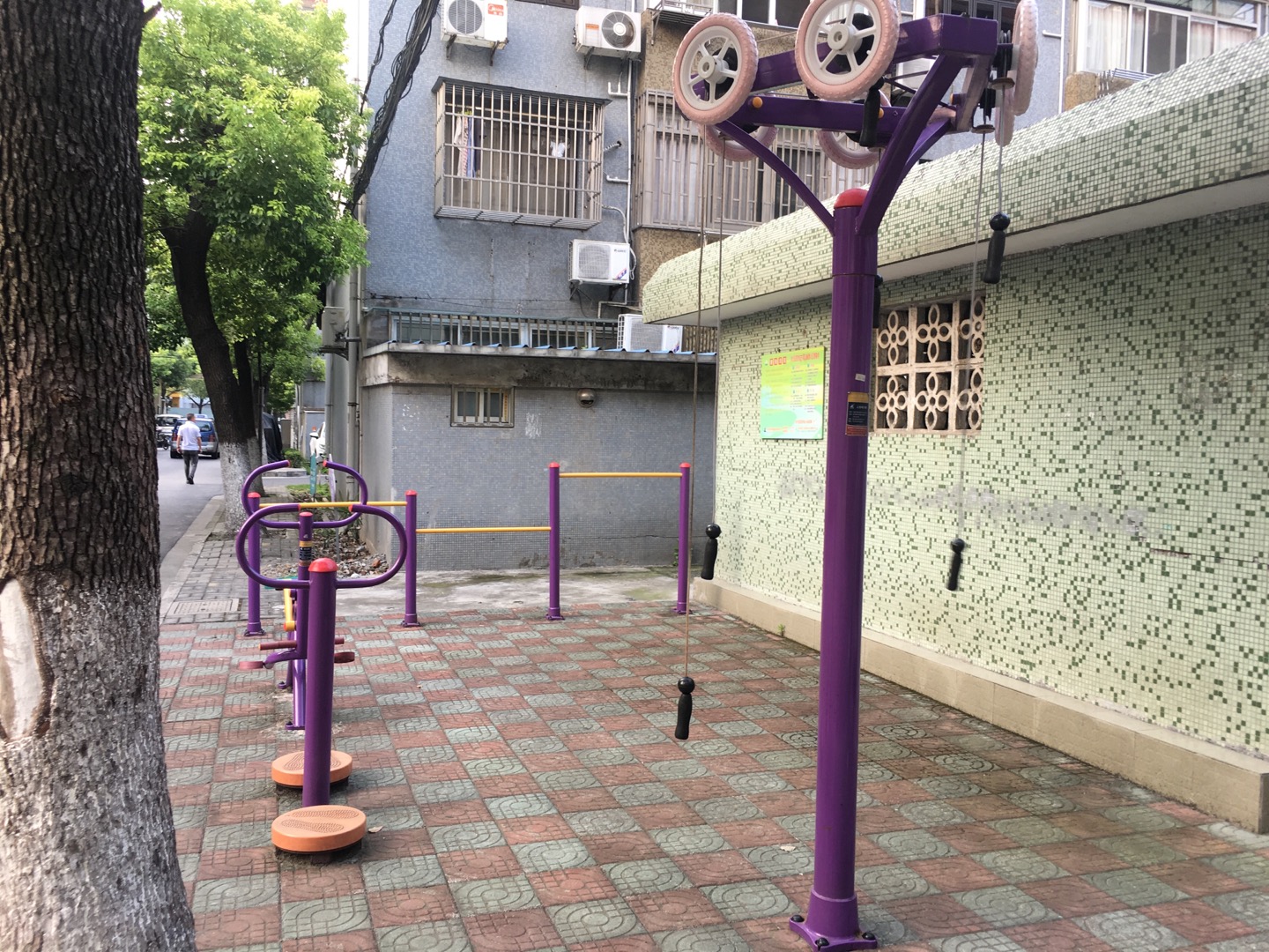 先鋒公寓居委龍柏三村西小區(qū)健身點(diǎn)