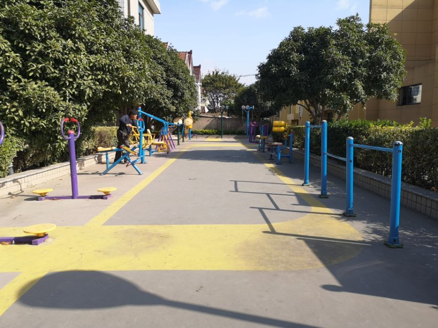 南區(qū)居委健身點(diǎn)