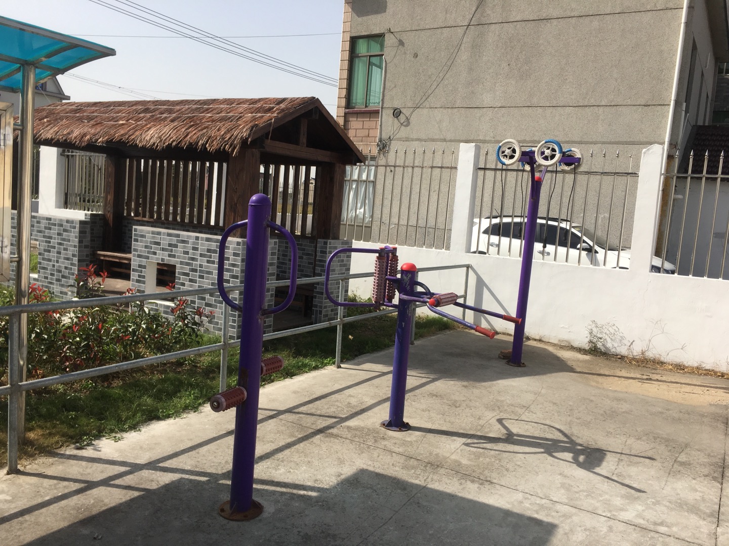 老港鎮(zhèn)欣河村民委員會(huì)鐵橋12組健身苑點(diǎn)