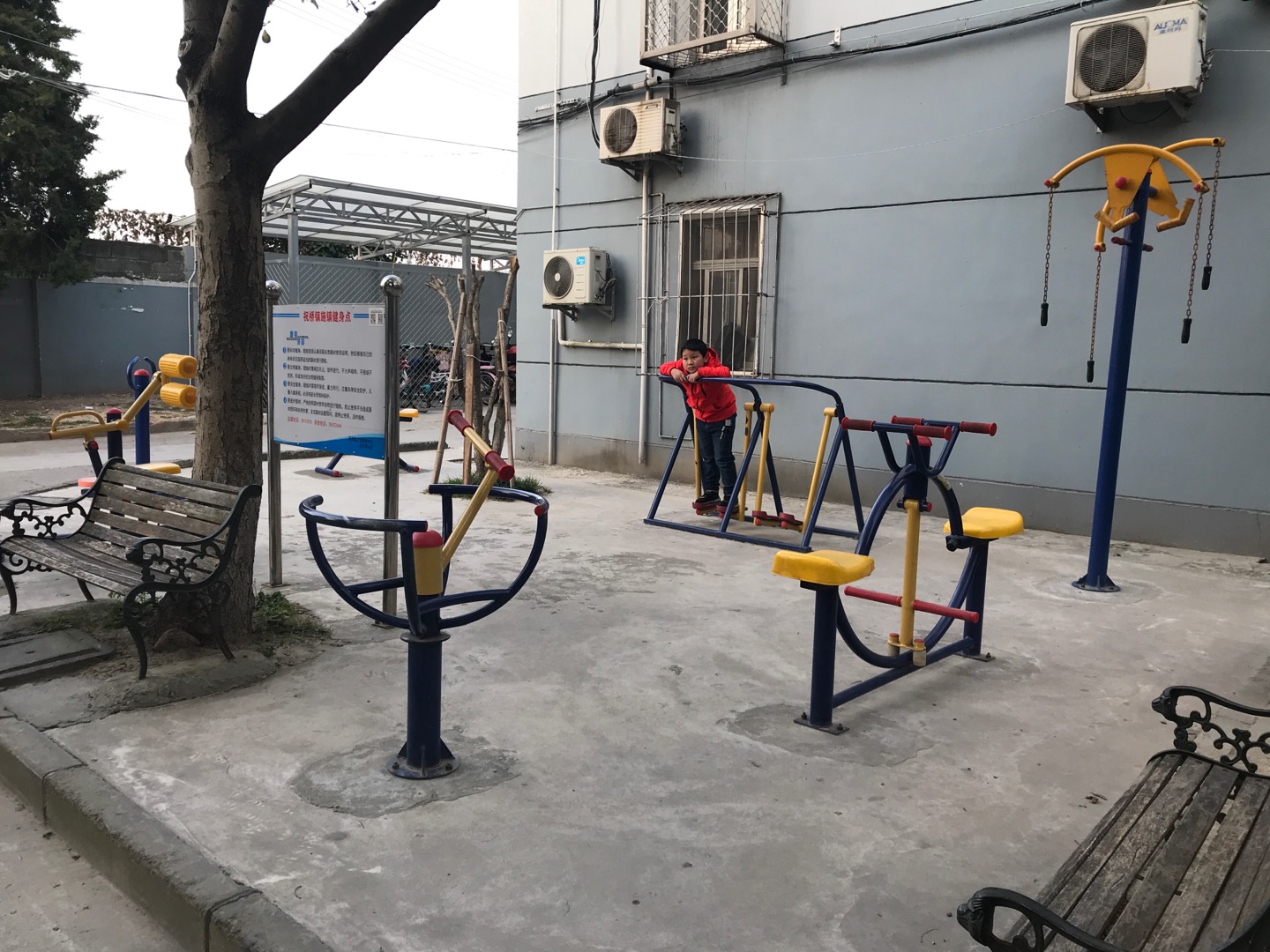 施鎮(zhèn)居委施宏路539弄3號西面健身路徑