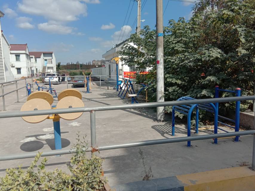 星光村5組村委會(huì)周祝公路3275號(hào)前健身路徑