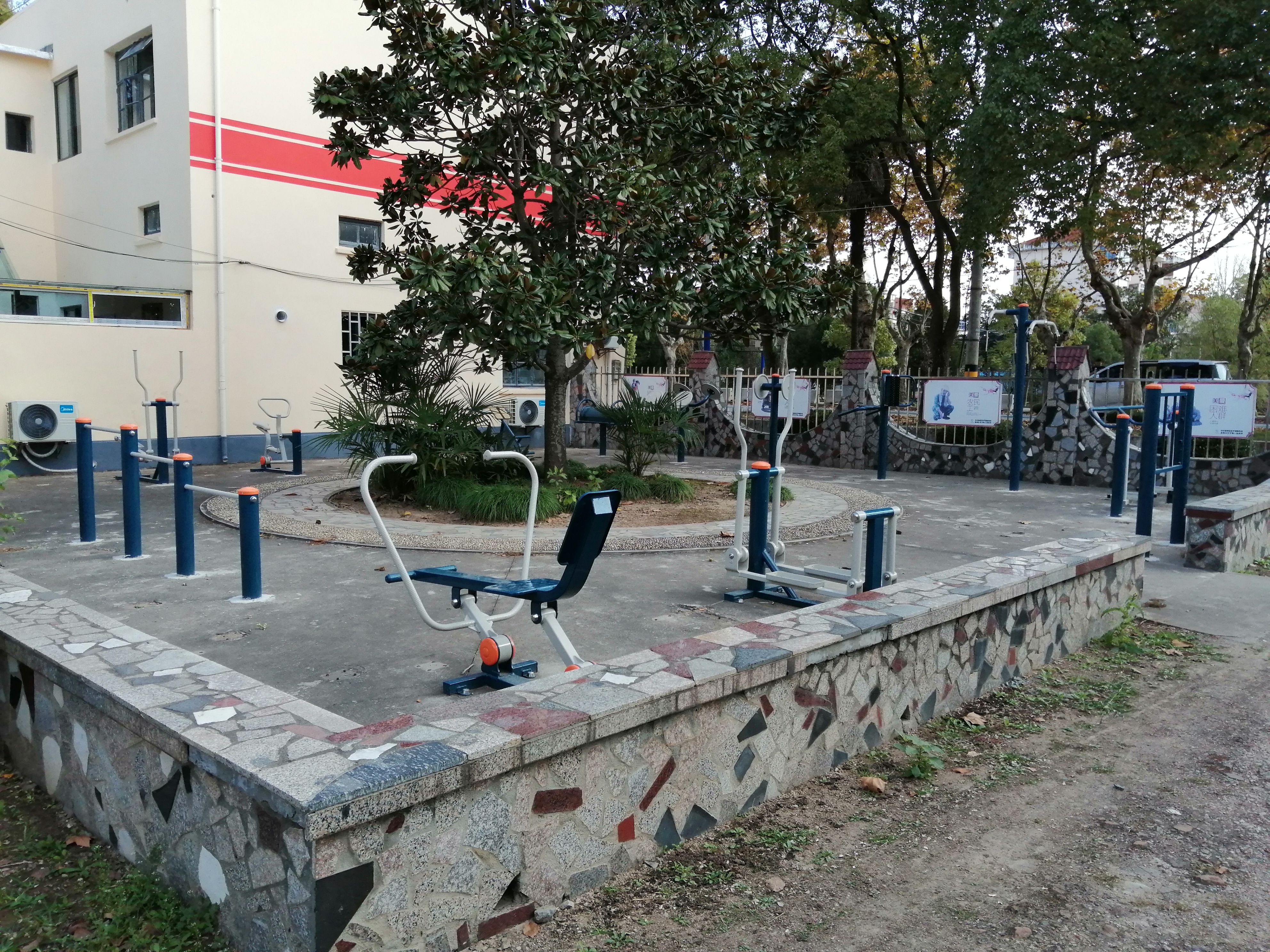 東平鎮(zhèn)東風(fēng)一村健身點