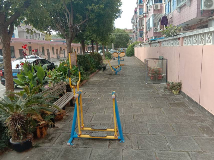 江鎮(zhèn)居委新生小區(qū)92弄1號(hào)至3號(hào)健身路徑