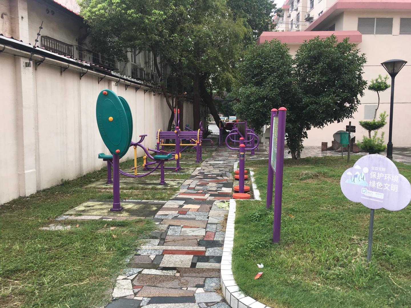 龍柏五村居委健身苑點(diǎn)