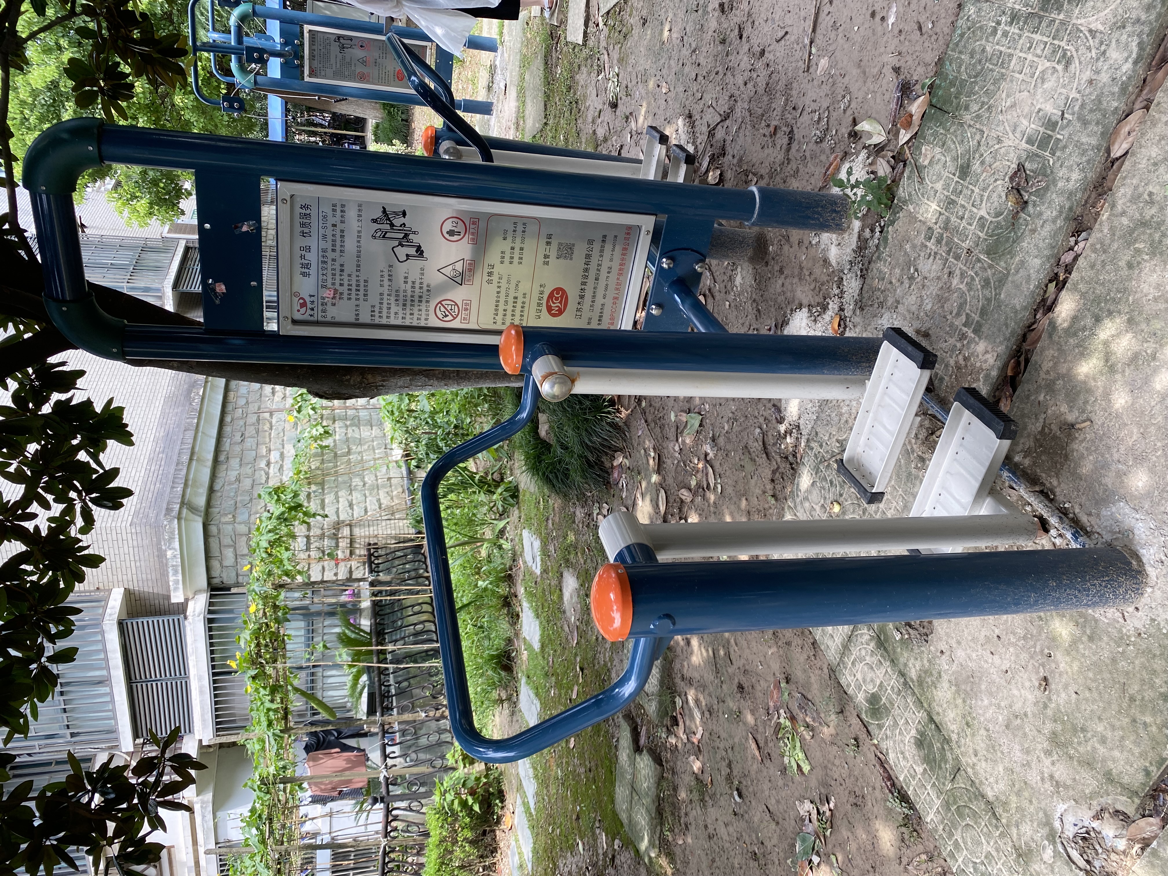 二位太空漫步機(jī)