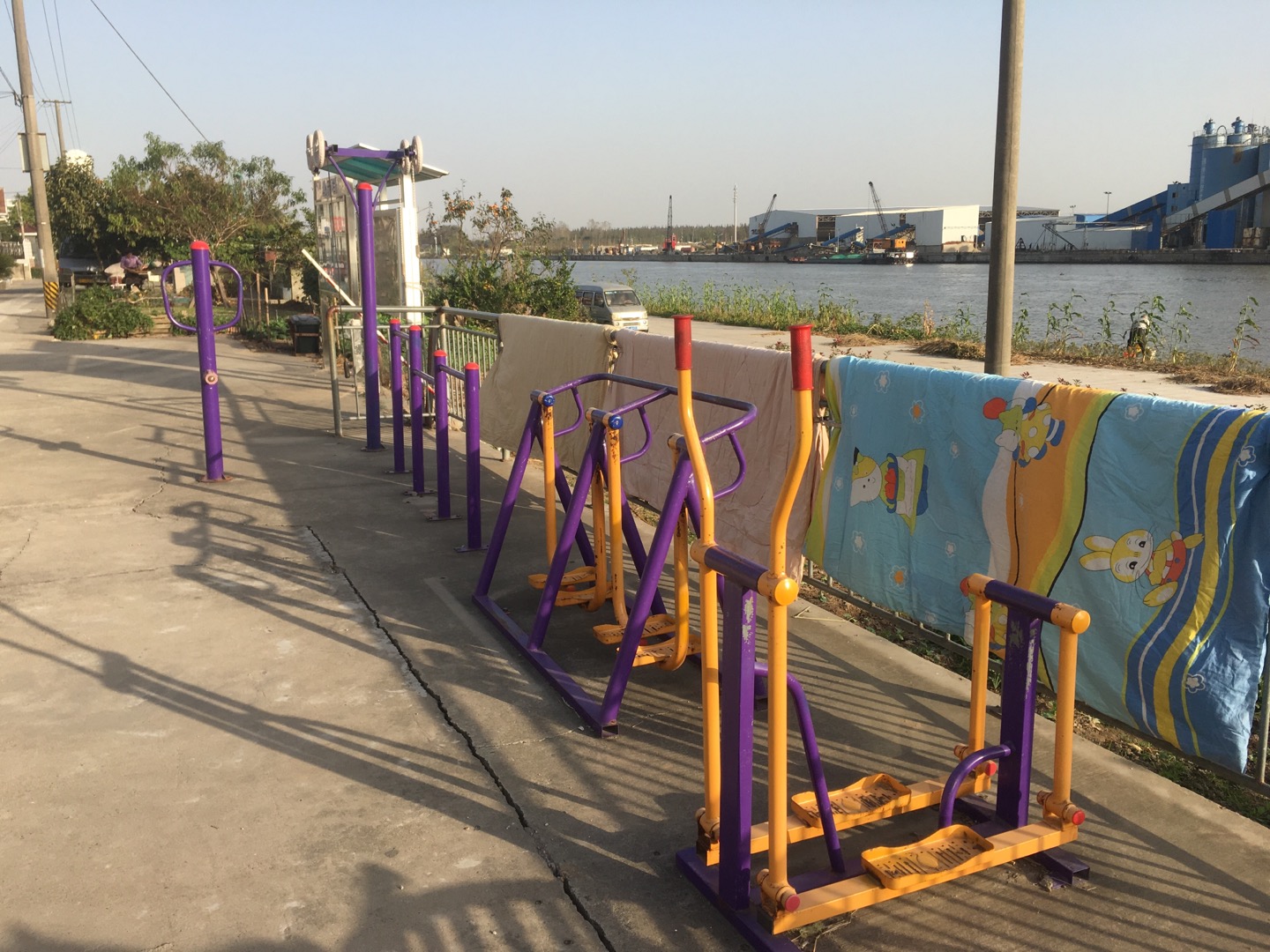老港鎮(zhèn)濱海居民委員會建設(shè)村健身苑點
