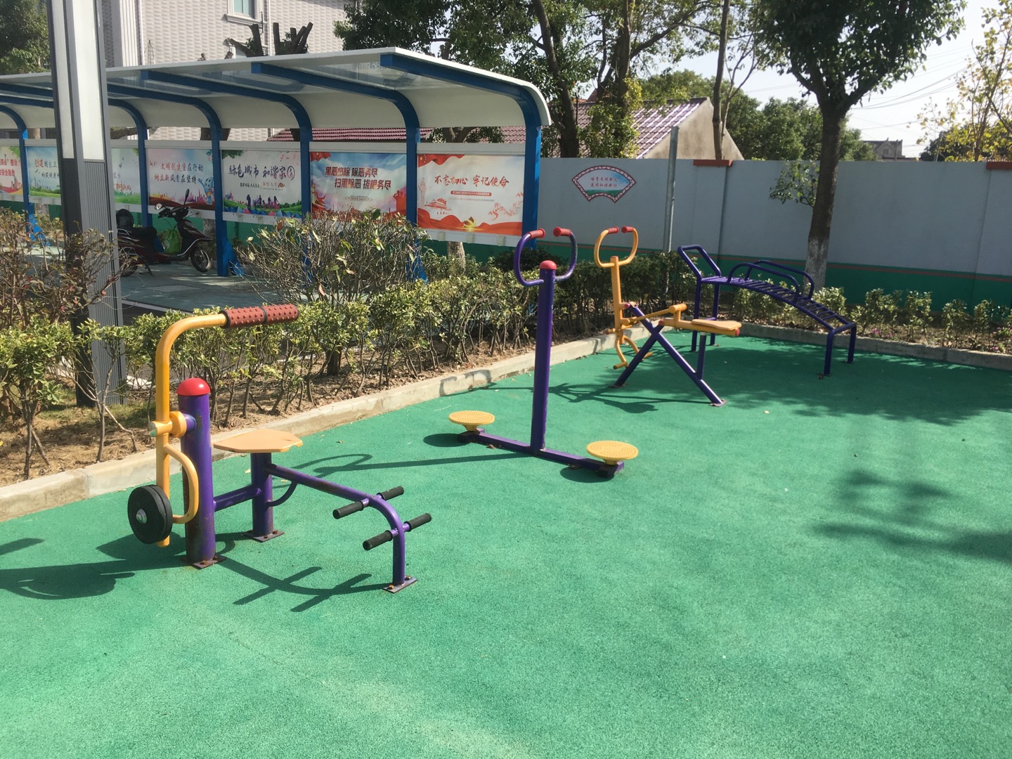 老港鎮(zhèn)東河村民委員會(huì)健身苑點(diǎn)