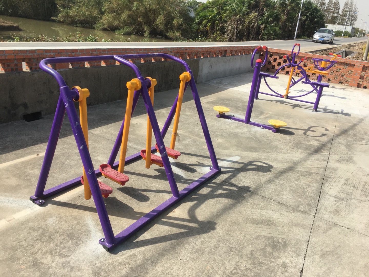 老港鎮(zhèn)欣河村民委員會煙墩12組東側(cè)健身苑點