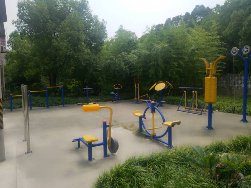 方翔社區(qū)沁園別墅428弄94號(hào)旁健身點(diǎn)