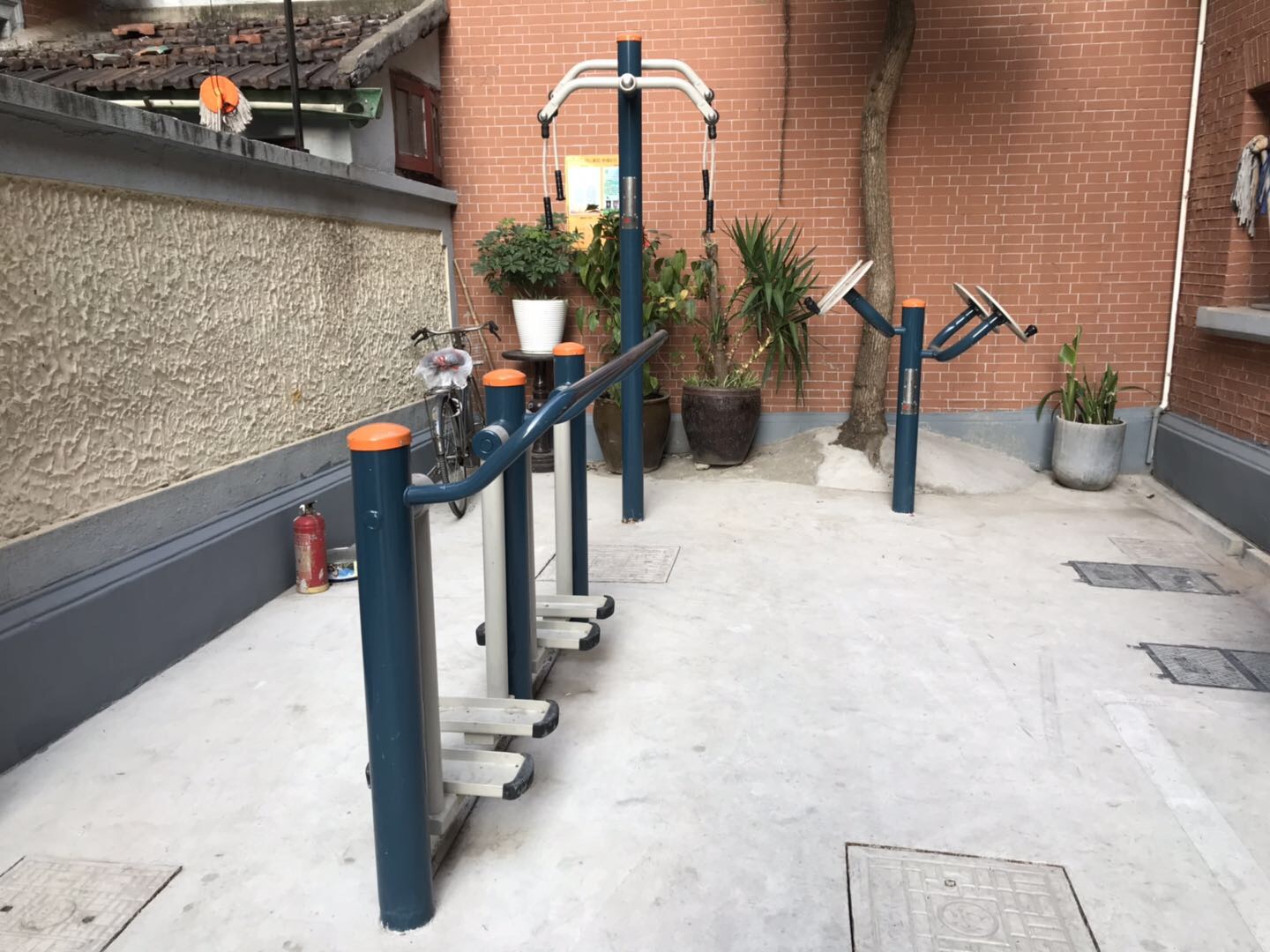 靜安區(qū)靜安寺街道三義坊居委健身點(diǎn)（萬航渡路223弄）