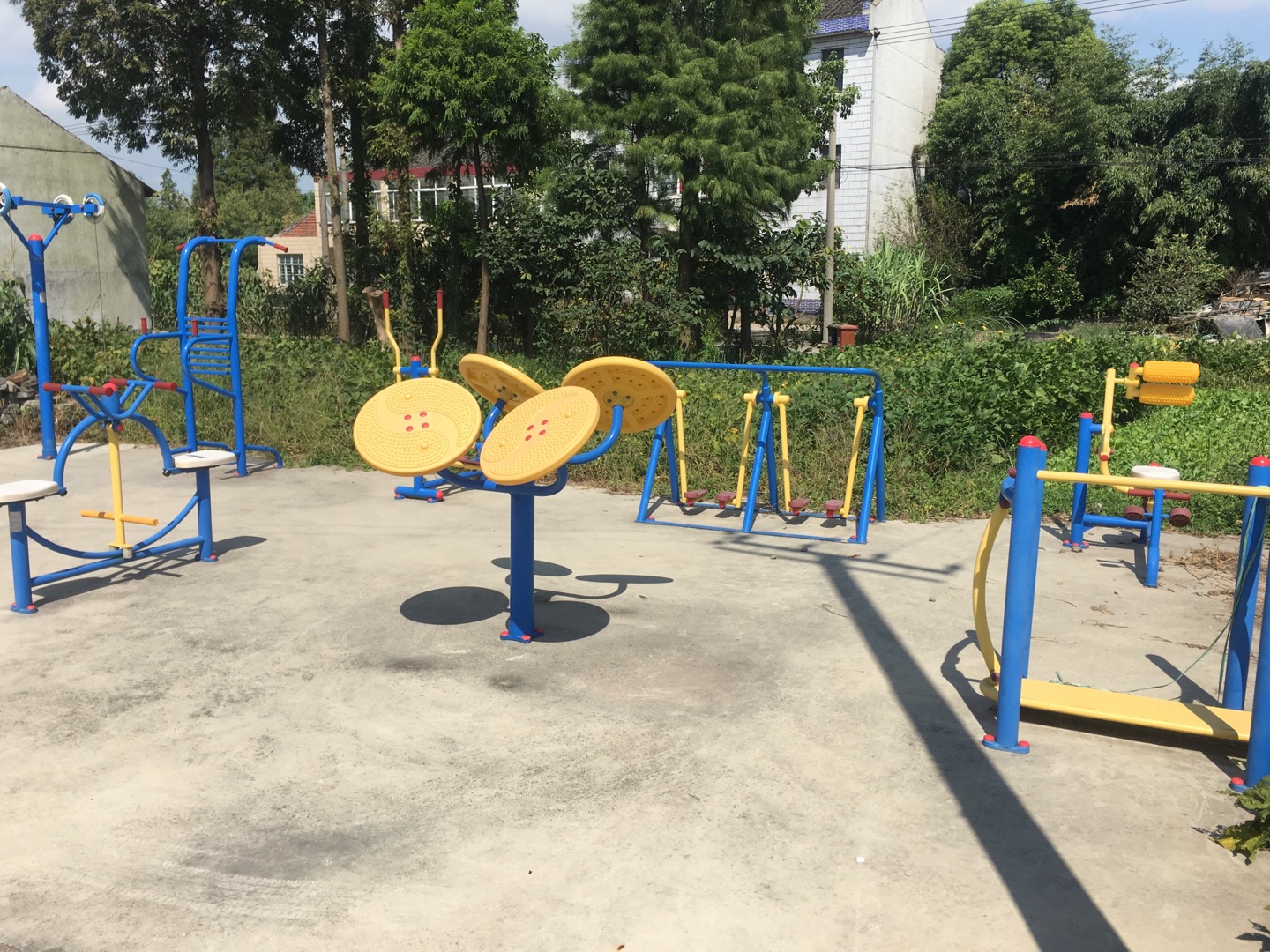 腰涇村外蔣厙浜健身點(diǎn)