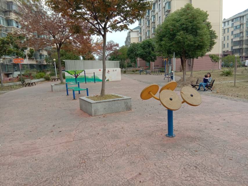 海霞第一居委海霞路685弄74號南側(cè)健身路徑