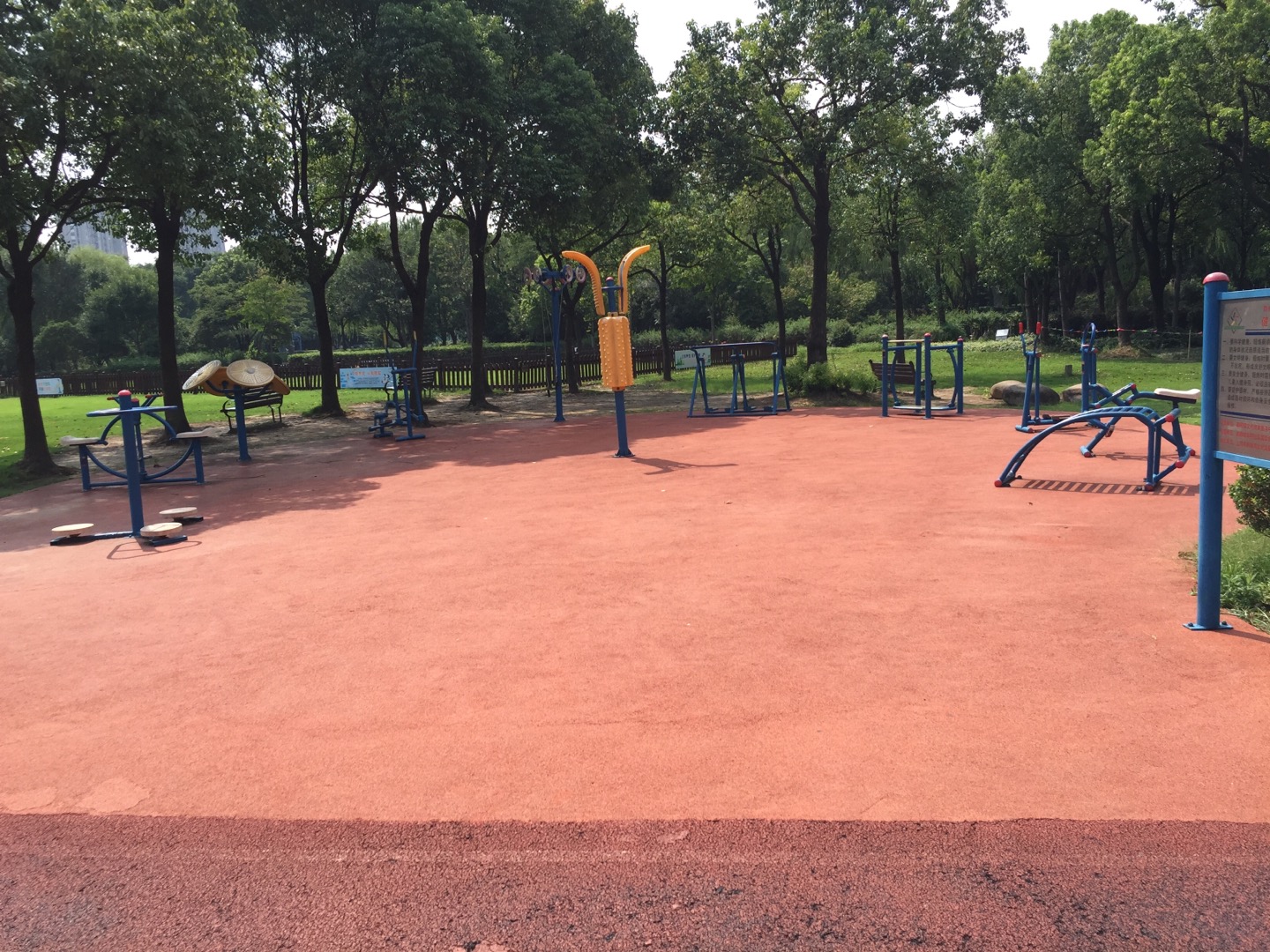 豐翔社區(qū)百畝公園健身點