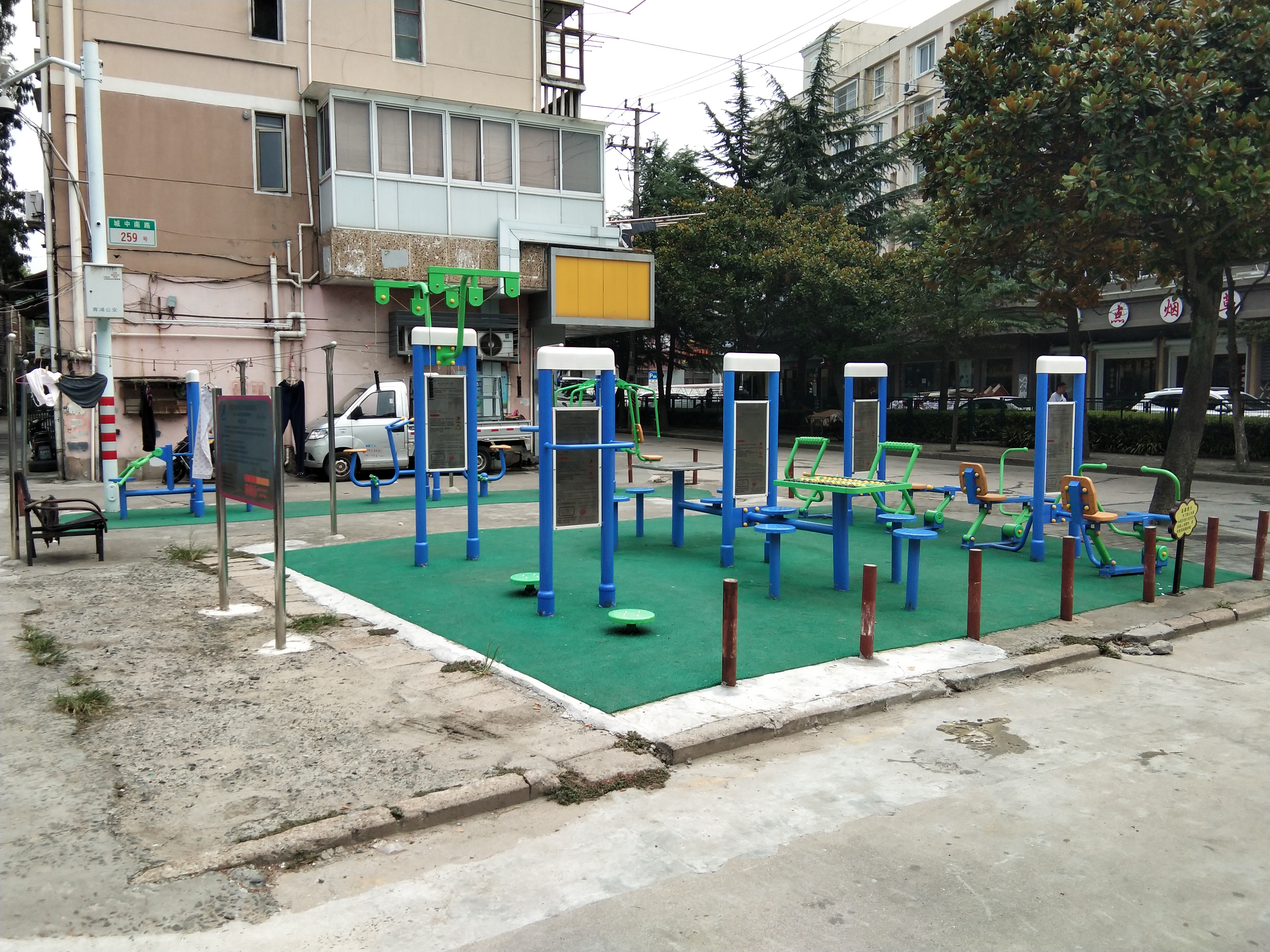 解放社區(qū)老朱青路健身點