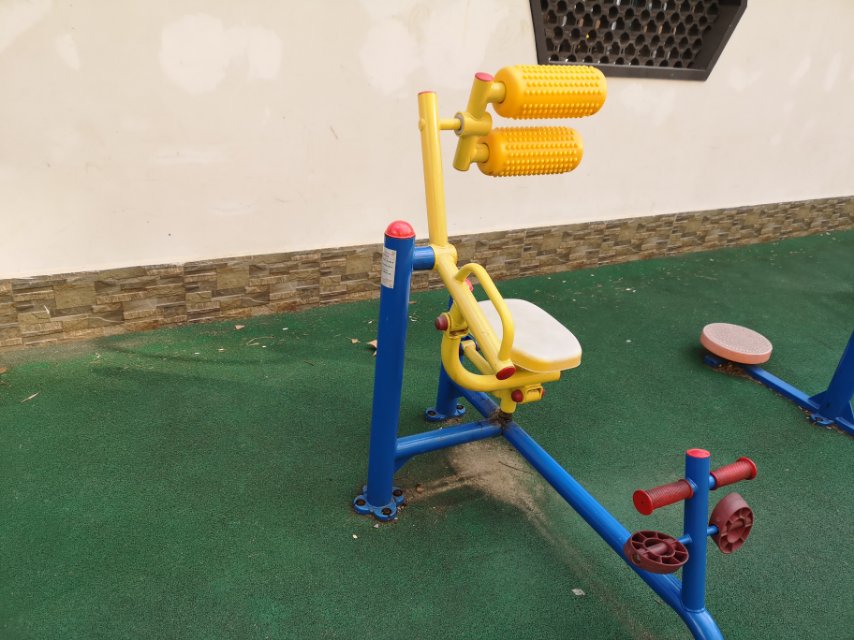 自重腰腹鍛煉器