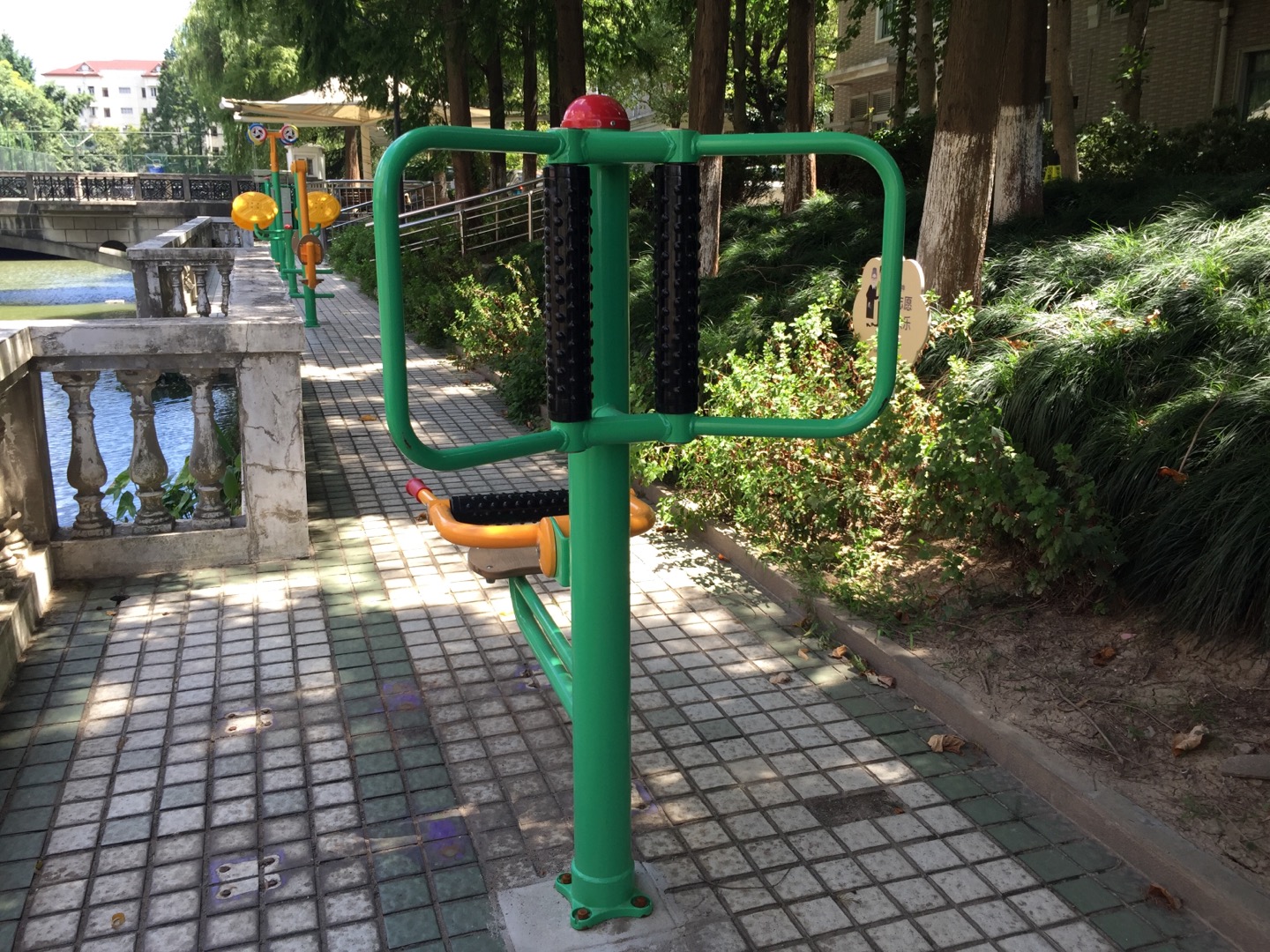 坐式腰背按摩器