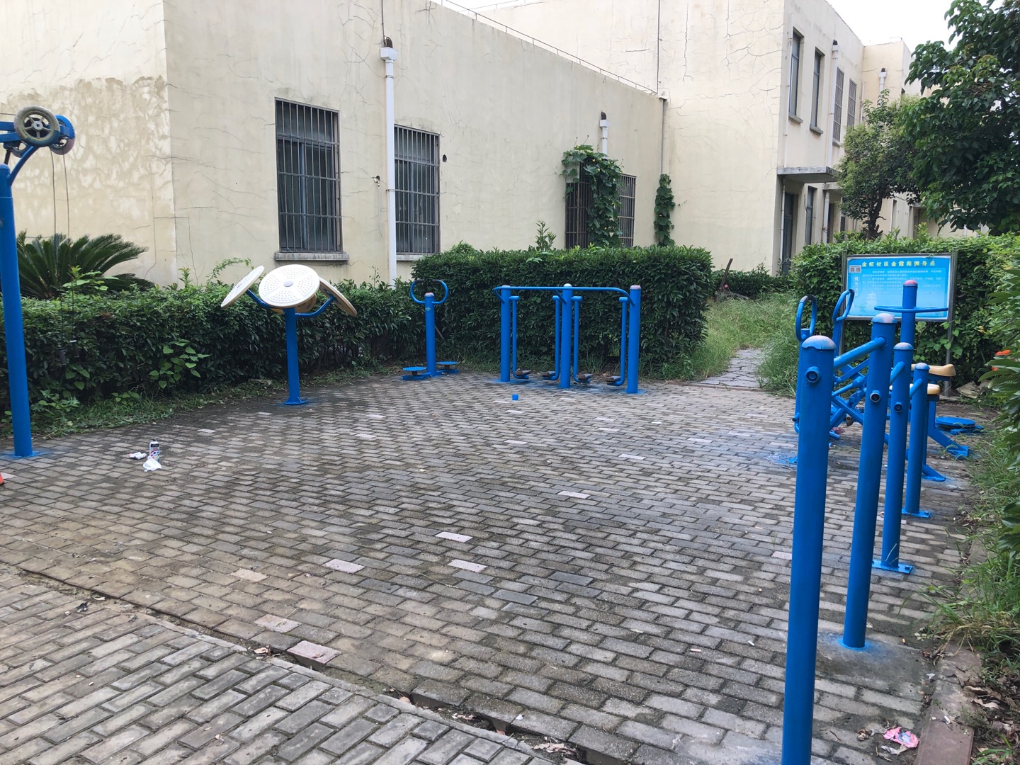 金虹社區(qū)金霞苑健身點(diǎn)