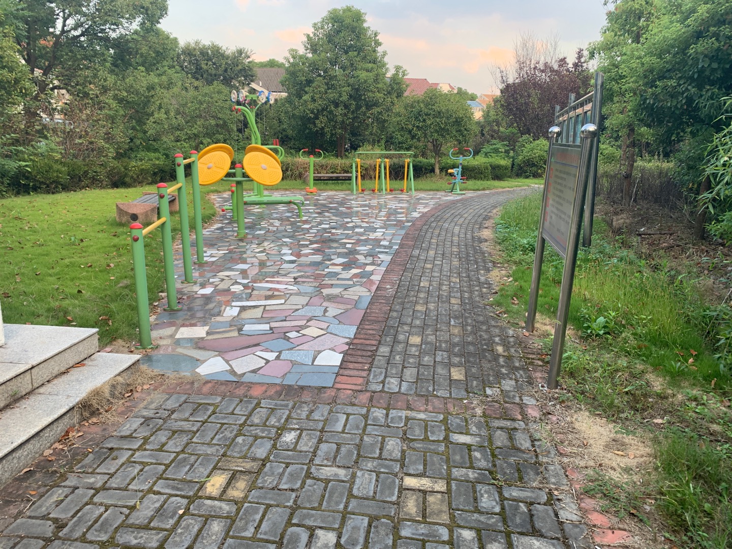 晨島花苑河邊健身點