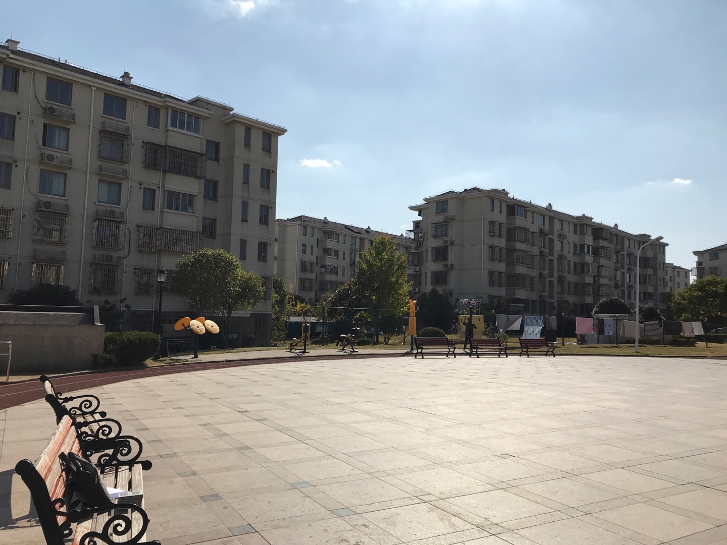 航城二居航城三路86弄鑫唐綠波庭小區(qū)7幢21.22.23門洞北面健身路徑