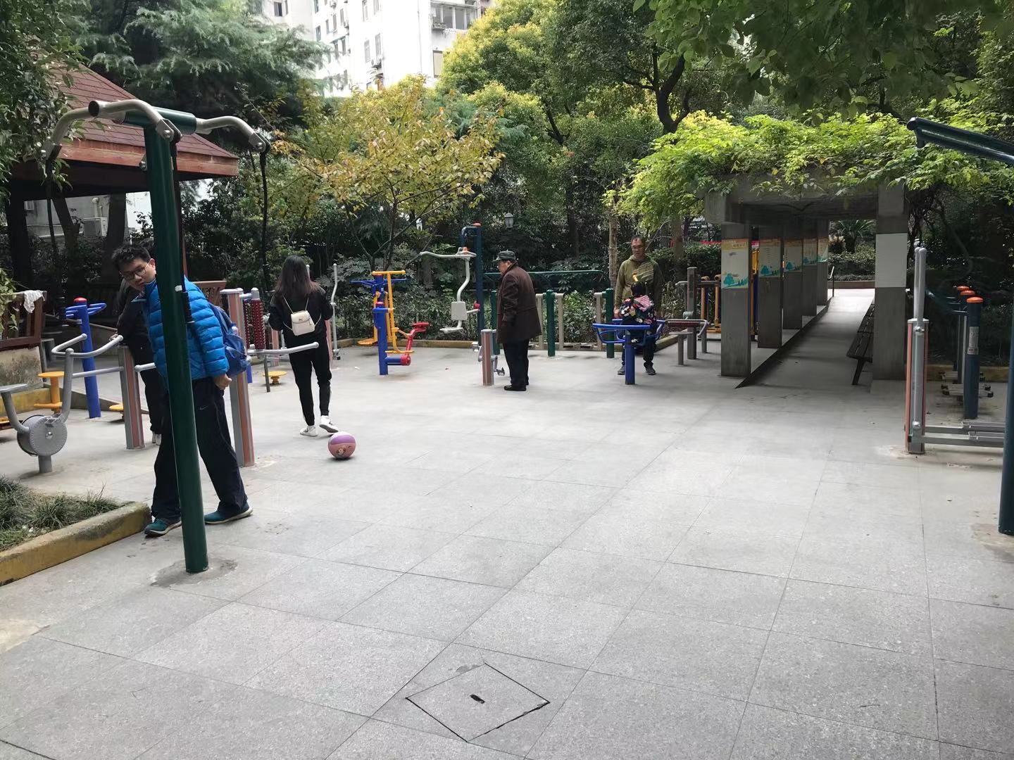 靜安區(qū)曹家渡街道高榮居委健身點(diǎn) （萬(wàn)航渡路661弄一）