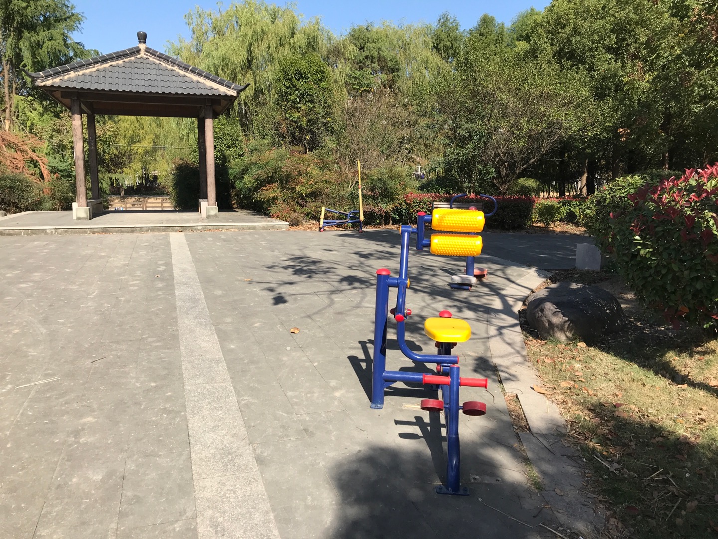 東港花苑居委涼亭路39號(hào)派出所東健身路徑