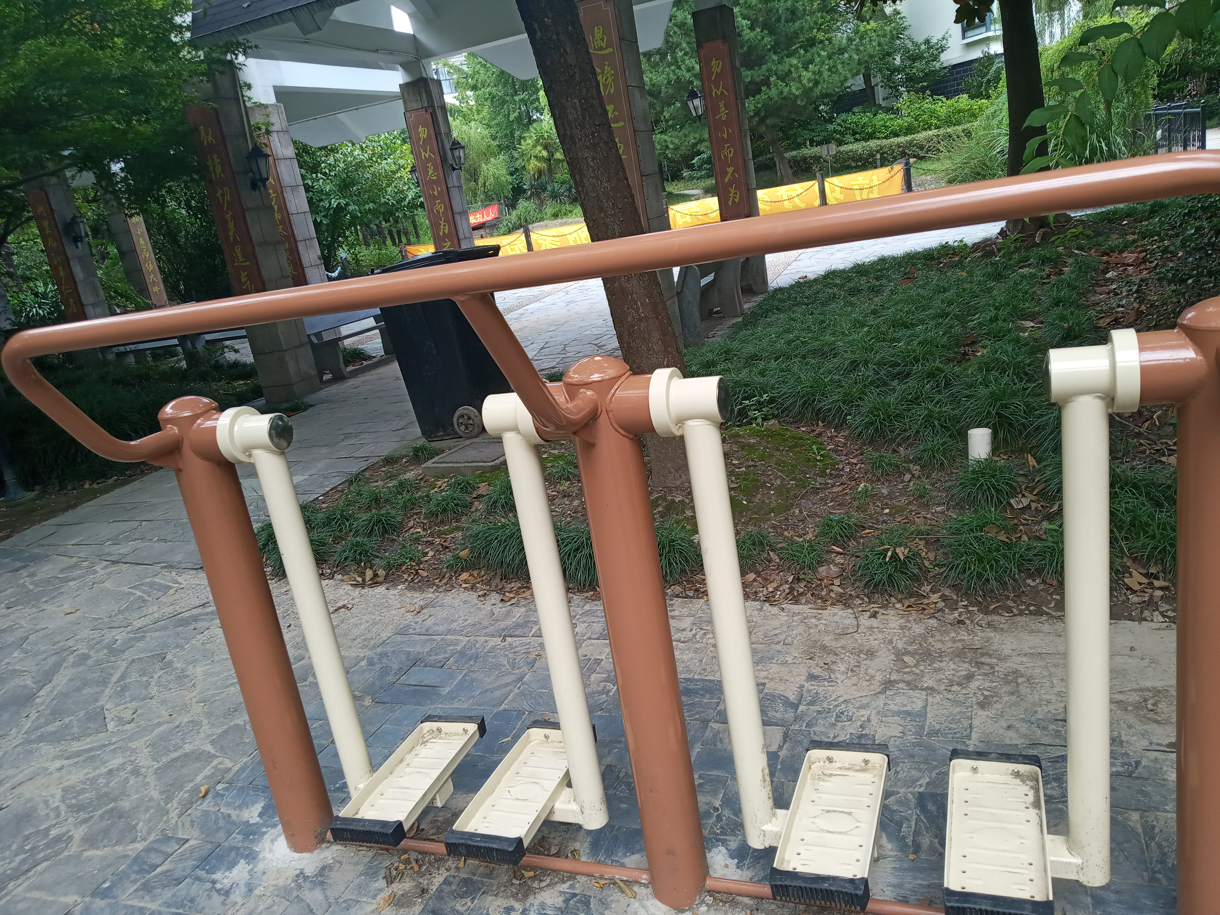 二位太空漫步機(jī)