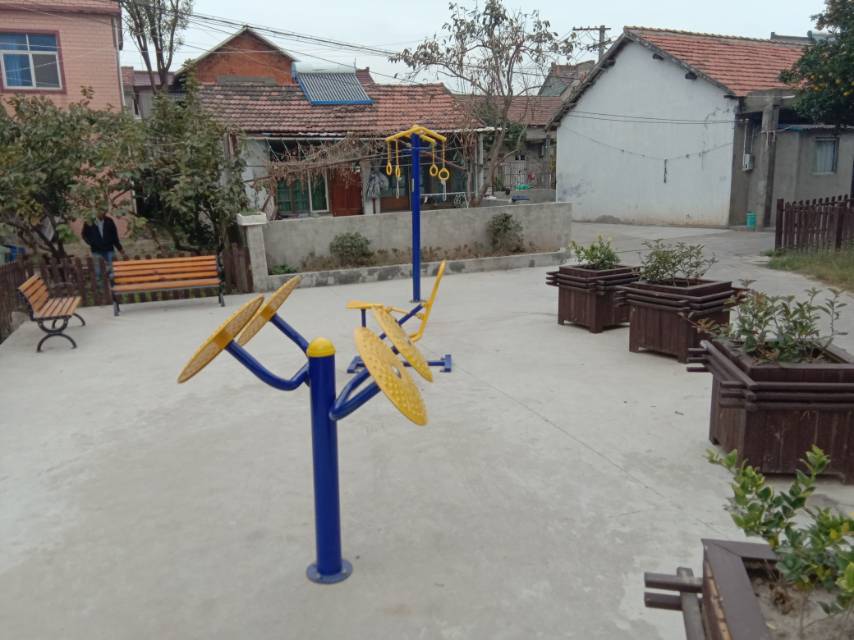 東立新村四組張家宅70號南側(cè)健身路徑