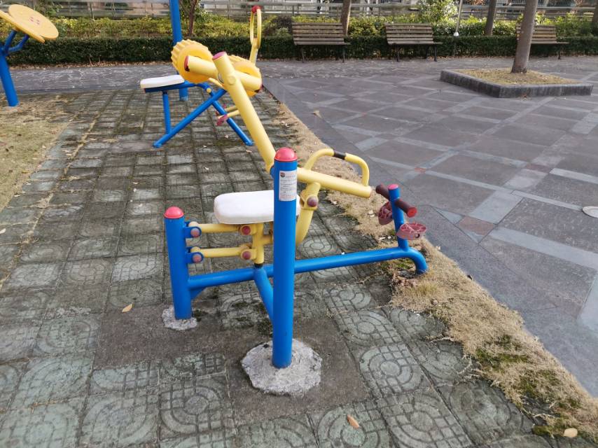 自重腰背鍛煉器