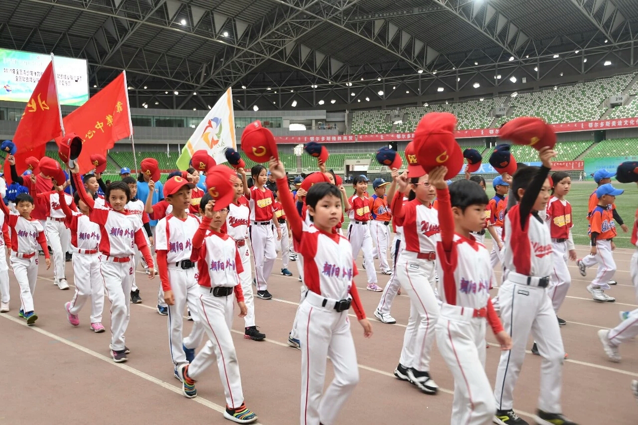 全國(guó)軟式棒壘球俱樂(lè)部聯(lián)賽和U系列總決賽開(kāi)球