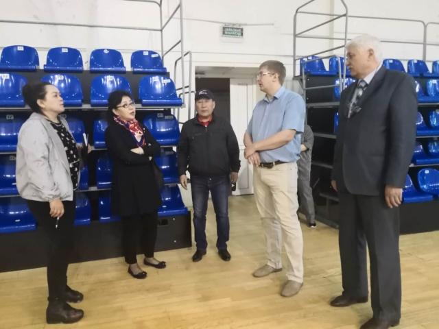 運(yùn)動(dòng)場(chǎng)